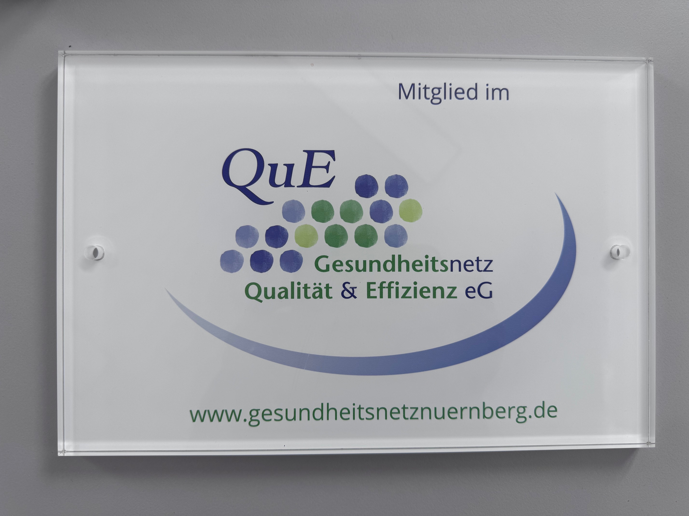 Praxisschild „Mitglied im Gesundheitsnetz QuE“