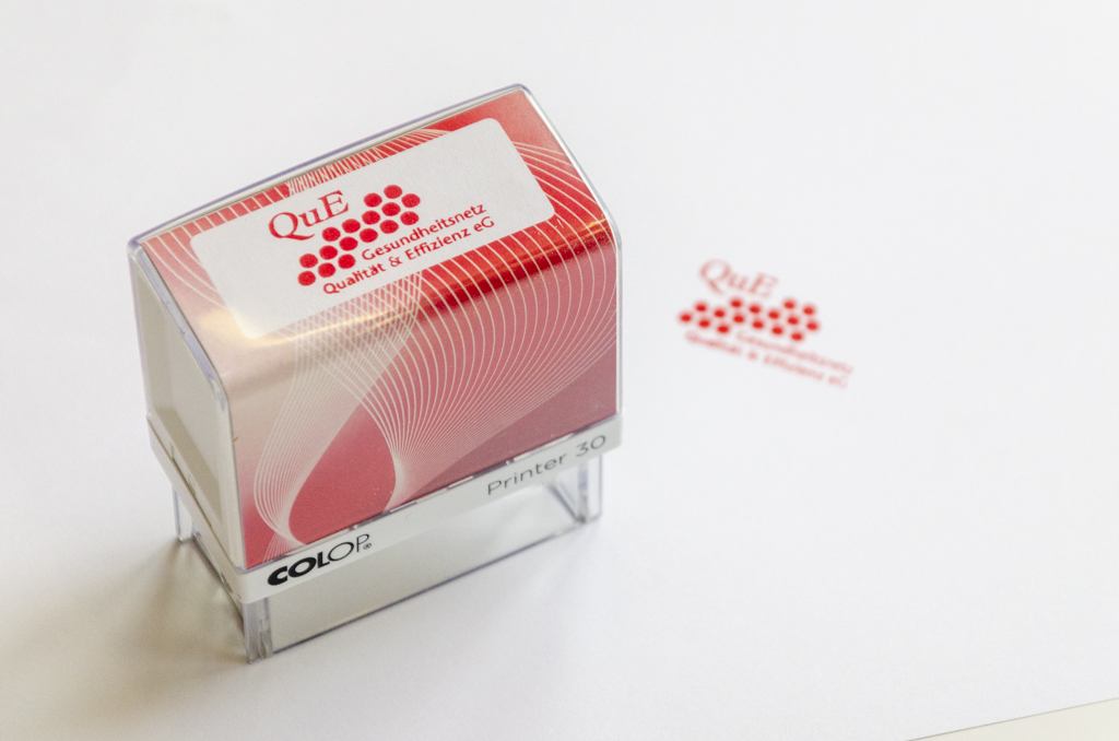 Roter QuE-Praxisstempel